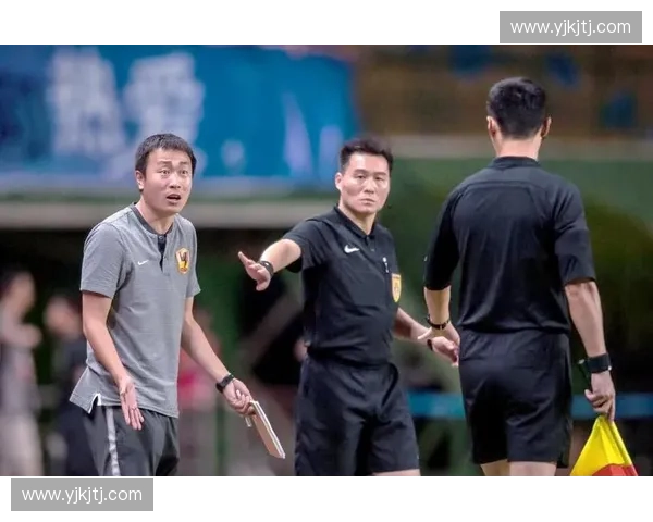 边裁信号的作用与解读：足球比赛中不可忽视的判罚依据与沟通桥梁