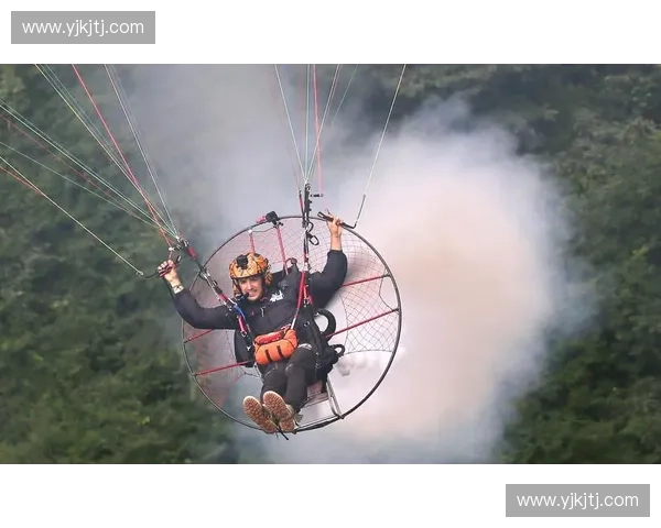 动力伞飞行探索：挑战极限与飞行自由的完美结合